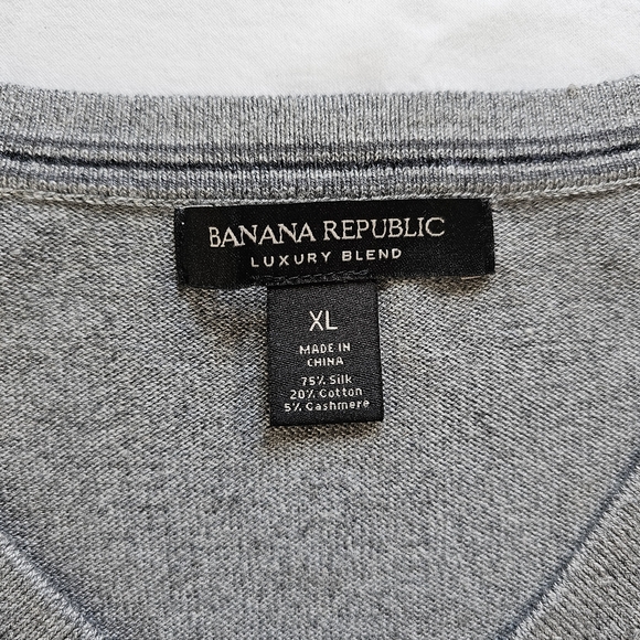 Banana Republic Luxury Silk Blend Preppy Minimalist Office Soft V-neck Sweater - Picture 4 of 5